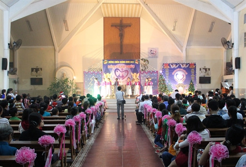 Ngày 24/12/2016, đông đảo đồng bào Công giáo và người dân tỉnh Hậu Giang nô nức đón Lễ Giáng sinh năm 2016. Các nhà thờ trên địa bàn tỉnh được trang hoàng lộng lẫy, giáo dân tổ chức các hoạt động đón mùa Lễ Giáng sinh an lành, hạnh phúc. Trong ảnh: Đồng bào Công giáo theo dõi các tiết mục văn nghệ. Ảnh: Hồng Thái – TTXVN Ngày 24/12/2016, đông đảo đồng bào Công giáo và người dân tỉnh Hậu Giang nô nức đón Lễ Giáng sinh năm 2016. Các nhà thờ trên địa bàn tỉnh được trang hoàng lộng lẫy, giáo dân tổ chức các hoạt động đón mùa Lễ Giáng sinh an lành, hạnh phúc. Trong ảnh: Đồng bào Công giáo theo dõi các tiết mục văn nghệ. Ảnh: Hồng Thái – TTXVN