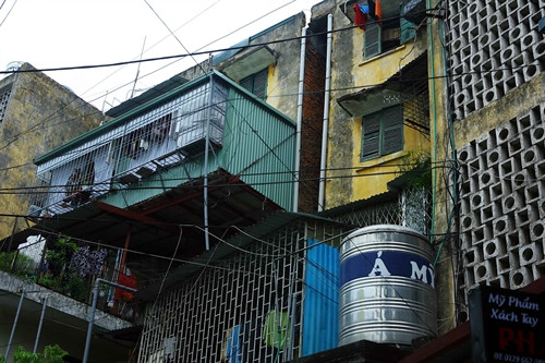 Các chuồng cọp đua nhau mọc ra (ảnh chụp tại đơn nguyên 1 nhà G6A tập thể Thành Công).