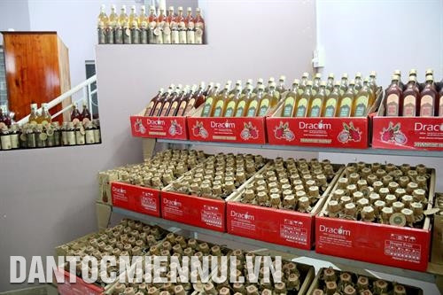 Ứng dụng thành công khoa học công nghệ vào sản xuất rượu vang thanh long. Ảnh: Nguyễn Thanh Các hợp tác xã khai thác và chế biến hải sản trên địa bàn tỉnh Bình Thuận góp phần không nhỏ vào việc giải quyết việc làm và nâng cao thu nhập cho bà con dân tộc. Ảnh: Nguyễn Thanh Trồng dưa lưới trong nhà màng tại huyện Bắc Bình. Ảnh: Nguyễn Thanh Mô hình trồng nấm linh chi, nấm rơm và sản xuất phân hữu cơ tại Hợp tác xã nông nghiệp Lạc Tánh, huyện Tánh Linh. Ảnh: Nguyễn Thanh Trồng lúa chất lượng cao đem lại hiệu quả kinh tế cho nông dân tại huyện Đức Linh. Ảnh: Nguyễn Thanh