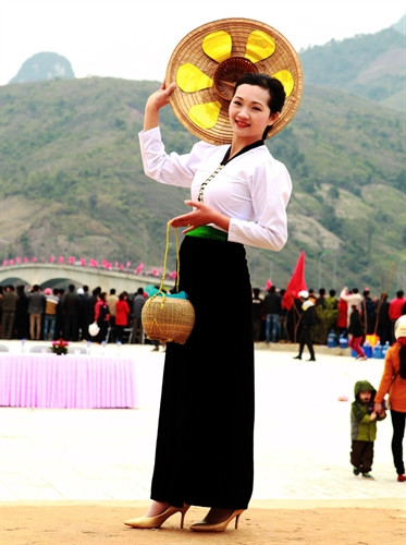 Trang phục của phụ nữ Thái trắng ở Quỳnh Nhai (Sơn La). Ảnh: Điêu Chính Tới - TTXVN Trang phục của phụ nữ Thái trắng ở Quỳnh Nhai (Sơn La). Ảnh: Điêu Chính Tới - TTXVN