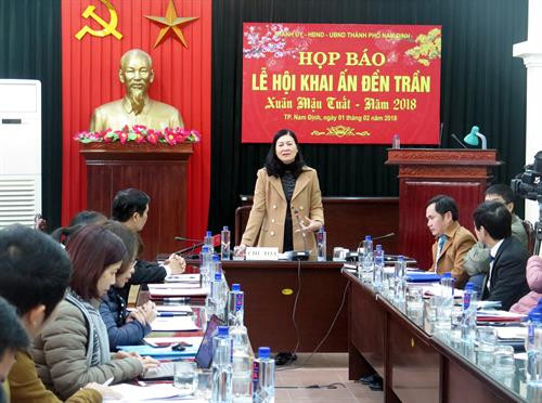 Bà Phạm Thị Oanh, Phó Chủ tịch UBND thành phố Nam Định trả lời câu hỏi của phóng viên các cơ quan báo chí. Ảnh: Văn Đạt - TTXVN