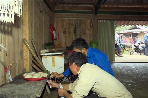 Các thanh niên tham gia giã bánh dày trong ngày tết người Mông. Ảnh: Hữu Quyết - TTXVN Bánh dày là thứ không thể thiếu trong mâm cỗ ngày tết của người Mông. Ảnh: Hữu Quyết - TTXVN Người Mông ở xã Hồng Ngài, huyện Bắc Yên thực hiện nghi thức cúng tổ tiên. Ảnh: Hữu Quyết - TTXVN Nghi thức dán giấy lên các công cụ lao động và đồ dùng của người Mông. Ảnh: Hữu Quyết - TTXVN Các thanh niên tham gia giã bánh dày trong ngày tết người Mông. Ảnh: Hữu Quyết - TTXVN Bánh dày là thứ không thể thiếu trong mâm cỗ ngày tết của người Mông. Ảnh: Hữu Quyết - TTXVN Người Mông ở xã Hồng Ngài, huyện Bắc Yên thực hiện nghi thức cúng tổ tiên. Ảnh: Hữu Quyết - TTXVN Nghi thức dán giấy lên các công cụ lao động và đồ dùng của người Mông. Ảnh: Hữu Quyết - TTXVN