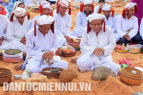 Các chức sắc tôn giáo Chăm Bàni thực hiện nghi thức cúng tại Động - nghĩa trang của người Chăm. Ảnh: Hồng Hiếu