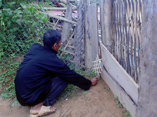 Thầy mo thực hiện lễ cúng. Đồ cúng của người Si La gồm có gà và chó. Người dân chuẩn bị bàn thờ để thực hiện lễ cúng các thần linh. Người già đại diện cho cả bản cắm cây "Ta Leo" ở các con đường vào nương, rẫy... để cấm người dân lên nương trong khi đang làm lễ cúng.