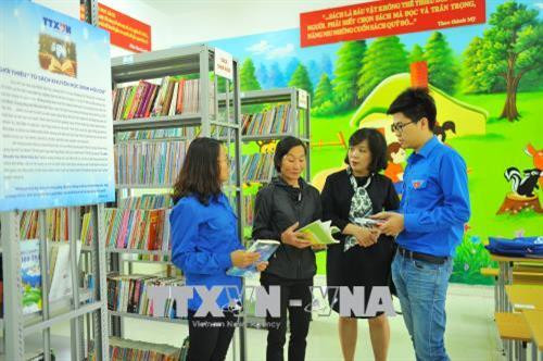 Bà Trung Thị Hà (thứ 2, bên trái) là mẹ của cố Nhà báo Đinh Hữu Dư với các đoàn viên thanh niên TTXVN tại phòng đọc sách của Trường THCS Cúc Phương.Ảnh: Minh Đức - TTXVN Bà Trung Thị Hà (thứ 2, bên trái) là mẹ của cố Nhà báo Đinh Hữu Dư với các đoàn viên thanh niên TTXVN tại phòng đọc sách của Trường THCS Cúc Phương.Ảnh: Minh Đức - TTXVN