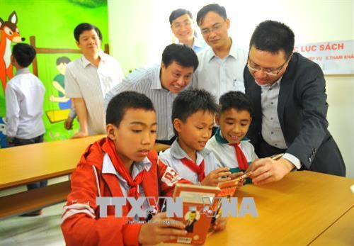 Phó Tổng giám đốc TTXVN Lê Quốc Minh với các em học sinh Trường THCS Cúc Phương. Ảnh: Minh Đức - TTXVN Phó Tổng giám đốc TTXVN Lê Quốc Minh với các em học sinh Trường THCS Cúc Phương. Ảnh: Minh Đức - TTXVN