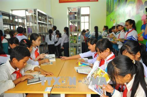 Các em học sinh Trường THCS Cúc Phương đọc sách do TTXVN trao tặng. Ảnh: Minh Đức - TTXVN Các em học sinh Trường THCS Cúc Phương đọc sách do TTXVN trao tặng. Ảnh: Minh Đức - TTXVN
