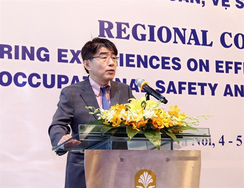 Ngài Chang-Hee Lee - Giám đốc ILO Hà Nội phát biểu tại hội thảo. Ảnh: Anh Tuấn – TTXVN Ngài Chang-Hee Lee - Giám đốc ILO Hà Nội phát biểu tại hội thảo. Ảnh: Anh Tuấn – TTXVN