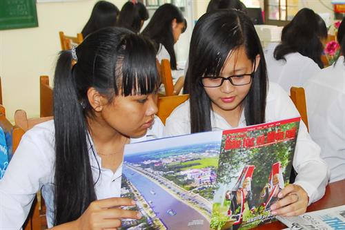 Học sinh đọc sách trong phòng thư viện của nhà trường. Ảnh: Mạnh Linh, Yến Thanh