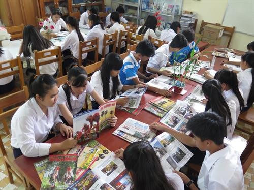 Học sinh đọc sách trong phòng thư viện của nhà trường. Ảnh: Mạnh Linh, Yến Thanh