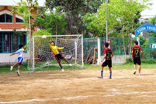 Hoạt động rèn luyện thể dục thể thao của học sinh Trường PTDTNT tỉnh Kiên Giang. Ảnh: Mạnh Linh