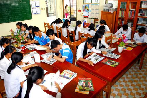 Học sinh đọc sách trong phòng thư viện của nhà trường. Ảnh: Mạnh Linh, Yến Thanh