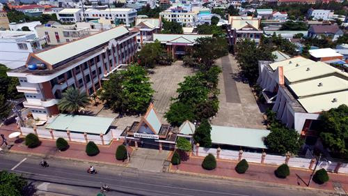 Toàn cảnh trường PTDTNT tỉnh Kiên Giang, ngôi trường phổ thông đầu tiên trên địa bàn tỉnh Kiên Giang đạt chuẩn quốc gia giai đoạn 2001-2010. Ảnh: Mạnh Linh