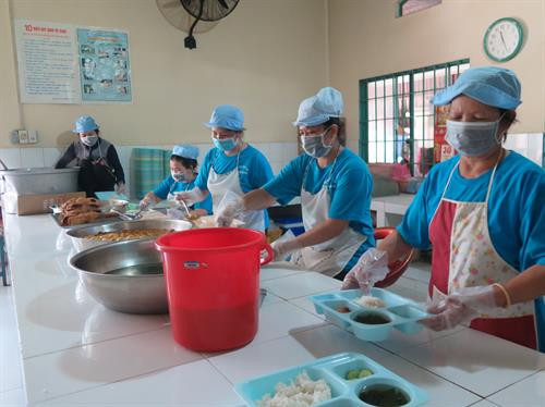 Nhà bếp phục vụ các em học sinh Trường PTDTNT tỉnh Kiên Giang. Ảnh: Mạnh Linh, Yến Thanh