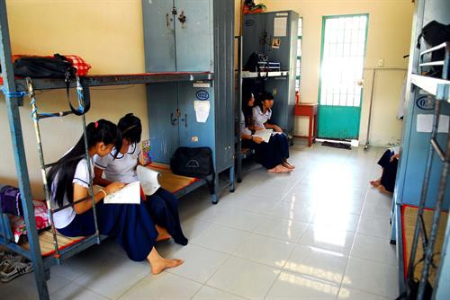 Không gian nghỉ ngơi và học tập trong phòng ký túc xá nữ Trường PTDTNT tỉnh Kiên Giang. Ảnh: Mạnh Linh