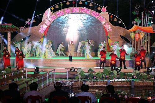 Đêm khai mạc Tuần lễ Văn hóa, Du lịch tỉnh Đồng Tháp năm 2019. Ảnh: Nguyễn Văn Trí - TTXVN Đêm khai mạc Tuần lễ Văn hóa, Du lịch tỉnh Đồng Tháp năm 2019. Ảnh: Nguyễn Văn Trí - TTXVN