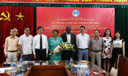 Lễ trao kỷ niệm chương vì sự phát triển các dân tộc. Ảnh: ubdt.gov.vn Lễ trao kỷ niệm chương vì sự phát triển các dân tộc. Ảnh: ubdt.gov.vn