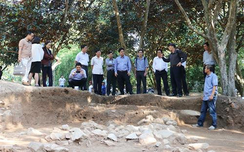 Các đại biểu tham quan điểm khai quật phía sau chùa Linh Sơn-thuộc Khu di tích Óc Eo, tại ấp Trung Sơn, thị trấn Óc Eo, huyện Thoại Sơn, tỉnh An Giang. Ảnh: Công Mạo-TTXVN Các đại biểu tham quan điểm khai quật phía sau chùa Linh Sơn-thuộc Khu di tích Óc Eo, tại ấp Trung Sơn, thị trấn Óc Eo, huyện Thoại Sơn, tỉnh An Giang. Ảnh: Công Mạo-TTXVN