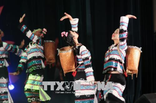 Phần trình diễn trang phục dân tộc Bru Vân Kiều đến từ tỉnh Quảng Bình. Ảnh: Trọng Đạt - TTXVN
