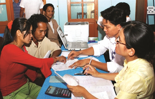 Đồng bào nghèo ở xã Zơ Ngây, huyện Đông Giang làm thủ tục vay vốn ưu đãi phát triển kinh tế vườn đồi Đồng bào nghèo ở xã Zơ Ngây, huyện Đông Giang làm thủ tục vay vốn ưu đãi phát triển kinh tế vườn đồi