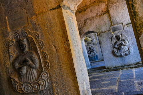 Những hoa văn phù điêu đá được gia công tinh xảo. Những hoa văn phù điêu đá được gia công tinh xảo.