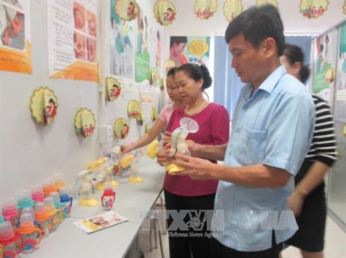 Phó Chủ tịch Tổng Liên đoàn Lao động Việt Nam Nguyễn Thị Thu Hồng (áo đỏ) kiểm tra dụng cụ vắt, trữ sữa dành cho công nhân nữ. Ảnh: Nguyễn Thảo - TTXVN Phó Chủ tịch Tổng Liên đoàn Lao động Việt Nam Nguyễn Thị Thu Hồng (áo đỏ) kiểm tra dụng cụ vắt, trữ sữa dành cho công nhân nữ. Ảnh: Nguyễn Thảo - TTXVN