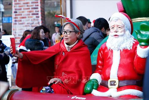 Trẻ em vui chơi mừng đón lễ Giáng sinh tại Singapore. Ảnh: THX/TTXVN Người dân tham gia cuộc thi chạy Ông già Noel tại Vilnius, Litsva. Ảnh: THX/TTXVN Hát mừng lễ Giáng Sinh tại Nhà thờ Frankfurt, Đức. Ảnh: THX/TTXVN Thợ lặn trong trang phục Ông già Noel chào đón du khách tới Công viên Thủy cung ở Manila, Philippines trong dịp lễ Giáng Sinh. Ảnh: THX/TTXVN Thắp sáng cây thông Noel tại Yangon, Myanmar. Ảnh: THX/TTXVN Thắp sáng cây thông Noel chào đón Giáng Sinh và Năm Mới tại quảng trường ở Yerevan, Armenia. Ảnh: THX/TTXVN Hàng trăm người trong trang phục ông già Noel tham gia lễ hội SantaCon chào đón Giáng Sinh ở New York, Mỹ. Ảnh: THX/TTXVN Một gia đình mua sắm chuẩn bị lễ Giáng Sinh tại Houston, Mỹ. Ảnh: THX/TTXVN Người dân Tây Ban Nha mừng đón Giáng Sinh tại quảng trường Landmark Puerta del Sol ở Madrid. Ảnh: THX/TTXVN Trẻ em vui chơi tại công viên tuyết nhân tạo trong dịp lễ Giáng Sinh ở tỉnh Banten, Indonesia. Ảnh: THX/TTXVN Trang trí chuẩn bị cho lễ Giáng Sinh tại thủ đô Baghdad, Iraq. Ảnh: THX/TTXVN Mua sắm chuẩn bị cho lễ Giáng Sinh tại thủ đô Baghdad, Iraq. Ảnh: THX/TTXVN Người dân Malaysia tham quan triển lãm "Disney- Giấc mơ Giáng sinh" tại thủ đô Kuala Lumpur. Ảnh: THX/TTXVN Người dân mua sắm chuẩn bị cho Lễ Giáng Sinh tại Bangalore, Ấn Độ. Ảnh: THX/TTXVN Thắp sáng cây thông Noel khổng lồ tại Quảng trường Azneft ở Baku, Azerbaijan. Ảnh: THX/TTXVN Trẻ em Hàn Quốc vui chơi mừng đón lễ Giáng Sinh tại làng Ông già Noel ở Gyeongsangbuk-do. Ảnh: THX/TTXVN Các loại bánh cho Lễ Giáng sinh được bày bán tại Làng Ông già Noel ở Gyeongsangbuk-do, Hàn Quốc. Ảnh: THX/TTXVN Người dân Hàn Quốc chào đón Giáng Sinh tại làng Ông già Noel ở Gyeongsangbuk-do. Ảnh: THX/TTXVN Người dân Syria mừng đón Giáng Sinh tại thủ đô Damascus. Ảnh: THX/TTXVN Trẻ em vui chơi mừng đón lễ Giáng sinh tại Singapore. Ảnh: THX/TTXVN Người dân tham gia cuộc thi chạy Ông già Noel tại Vilnius, Litsva. Ảnh: THX/TTXVN Hát mừng lễ Giáng Sinh tại Nhà thờ Frankfurt, Đức. Ảnh: THX/TTXVN Thợ lặn trong trang phục Ông già Noel chào đón du khách tới Công viên Thủy cung ở Manila, Philippines trong dịp lễ Giáng Sinh. Ảnh: THX/TTXVN Thắp sáng cây thông Noel tại Yangon, Myanmar. Ảnh: THX/TTXVN Thắp sáng cây thông Noel chào đón Giáng Sinh và Năm Mới tại quảng trường ở Yerevan, Armenia. Ảnh: THX/TTXVN Hàng trăm người trong trang phục ông già Noel tham gia lễ hội SantaCon chào đón Giáng Sinh ở New York, Mỹ. Ảnh: THX/TTXVN Một gia đình mua sắm chuẩn bị lễ Giáng Sinh tại Houston, Mỹ. Ảnh: THX/TTXVN Người dân Tây Ban Nha mừng đón Giáng Sinh tại quảng trường Landmark Puerta del Sol ở Madrid. Ảnh: THX/TTXVN Trẻ em vui chơi tại công viên tuyết nhân tạo trong dịp lễ Giáng Sinh ở tỉnh Banten, Indonesia. Ảnh: THX/TTXVN Trang trí chuẩn bị cho lễ Giáng Sinh tại thủ đô Baghdad, Iraq. Ảnh: THX/TTXVN Mua sắm chuẩn bị cho lễ Giáng Sinh tại thủ đô Baghdad, Iraq. Ảnh: THX/TTXVN Người dân Malaysia tham quan triển lãm "Disney- Giấc mơ Giáng sinh" tại thủ đô Kuala Lumpur. Ảnh: THX/TTXVN Người dân mua sắm chuẩn bị cho Lễ Giáng Sinh tại Bangalore, Ấn Độ. Ảnh: THX/TTXVN Thắp sáng cây thông Noel khổng lồ tại Quảng trường Azneft ở Baku, Azerbaijan. Ảnh: THX/TTXVN Trẻ em Hàn Quốc vui chơi mừng đón lễ Giáng Sinh tại làng Ông già Noel ở Gyeongsangbuk-do. Ảnh: THX/TTXVN Các loại bánh cho Lễ Giáng sinh được bày bán tại Làng Ông già Noel ở Gyeongsangbuk-do, Hàn Quốc. Ảnh: THX/TTXVN Người dân Hàn Quốc chào đón Giáng Sinh tại làng Ông già Noel ở Gyeongsangbuk-do. Ảnh: THX/TTXVN Người dân Syria mừng đón Giáng Sinh tại thủ đô Damascus. Ảnh: THX/TTXVN