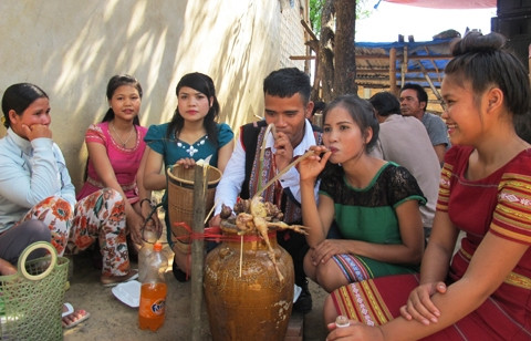 Cô dâu, chú rể cùng các phụ dâu, phụ rể uống ghè rượu do họ hàng mời.