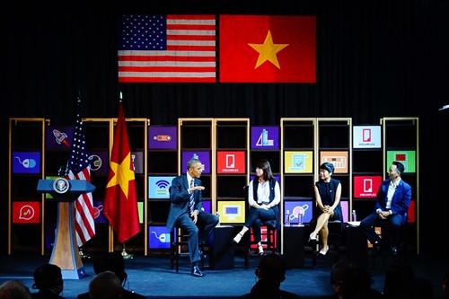 Tổng thống Barack Hussein Obama trao đổi với các doanh nghiệp trẻ khởi nghiệp tiêu biểu. Ảnh: Văn Đạt-TTXVN