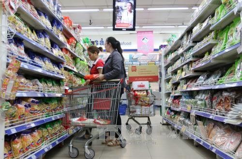 Người tiêu dùng mua sắm tại Co.op Đinh Tiên Hoàng, Thành phố Hồ Chí Minh. Ảnh: Thanh Vũ-TTXVN