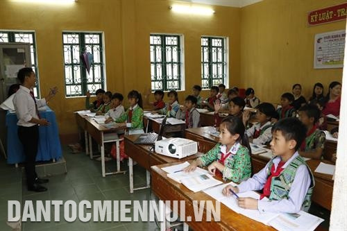 Một tiết hội giảng tại trường Phổ thông Dân tộc Bán trú Tiểu học và Trung học cơ sở Trạm Tấu (huyện Trạm Tấu). Ảnh: Tuấn Anh – TTXVN