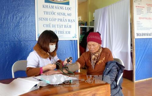 Khám bệnh cho người dân. Ảnh: Văn Tý – TTXVN Khám bệnh cho người dân. Ảnh: Văn Tý – TTXVN