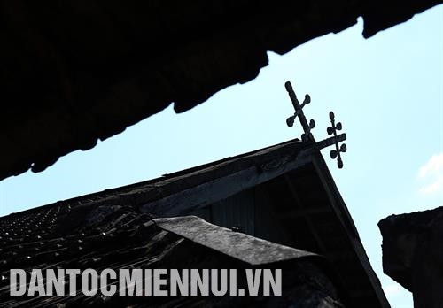 Biểu tượng “Khau cút” để phân biệt nhà sàn của người Thái đen với nhà sàn của người Thái trắng và các dân tộc khác. Ảnh: Phan Tuấn Anh Biểu tượng "Khau cút" trên nóc nhà của người Thái đen ở bản Phiêng Lơi, xã Thanh Minh, thành phố Điện Biên Phủ (Điện Biên) Biểu tượng “Khau cút” để phân biệt nhà sàn của người Thái đen với nhà sàn của người Thái trắng và các dân tộc khác. Ảnh: Phan Tuấn Anh Biểu tượng "Khau cút" trên nóc nhà của người Thái đen ở bản Phiêng Lơi, xã Thanh Minh, thành phố Điện Biên Phủ (Điện Biên)