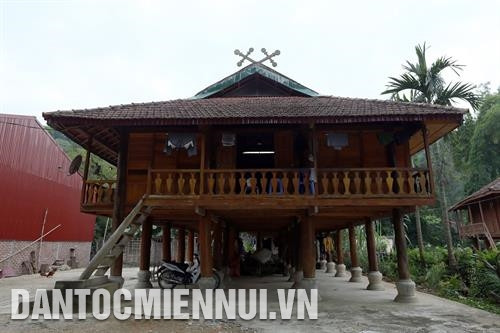 Biểu tượng “Khau cút” để phân biệt nhà sàn của người Thái đen với nhà sàn của người Thái trắng và các dân tộc khác. Ảnh: Phan Tuấn Anh Biểu tượng "Khau cút" trên nóc nhà của người Thái đen ở bản Phiêng Lơi, xã Thanh Minh, thành phố Điện Biên Phủ (Điện Biên) Biểu tượng “Khau cút” để phân biệt nhà sàn của người Thái đen với nhà sàn của người Thái trắng và các dân tộc khác. Ảnh: Phan Tuấn Anh Biểu tượng "Khau cút" trên nóc nhà của người Thái đen ở bản Phiêng Lơi, xã Thanh Minh, thành phố Điện Biên Phủ (Điện Biên)