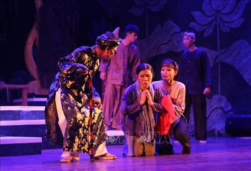 Vở diễn "Cuộc Đời của mẹ" do Đoàn nghệ thuật Cải lương Long An trình bày. Ảnh: Bùi Giang-TTXVN