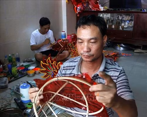 Sản xuất lồng đèn tại gia đình ông Nguyễn Trọng Thành. Ảnh:Hoàng Hải-TTXVN Sản xuất lồng đèn tại gia đình ông Nguyễn Trọng Thành. Ảnh: Hoàng Hải-TTXVN Ông Nguyễn Trọng Thành với mẫu lồng đèn hình rồng. Ảnh: Hoàng Hải-TTXVN Làm khung lồng đèn hình con thỏ tại gia đình ông Nguyễn Trọng Thành. Ảnh: Hoàng Hải-TTXVN Khách chọn mua lồng đèn tại Phố lồng đèn Lương Nhữ Học. Ảnh: Hoàng Hải-TTXVN Khách chọn mua lồng đèn tại Phố lồng đèn Lương Nhữ Học. Ảnh:Hoàng Hải-TTXVN Ông Nguyễn Trọng Thành sơn vẽ lồng đèn hình đầu rồng. Ảnh: Hoàng Hải-TTXVN Các sản phẩm phục vụ mùa Trung Thu 2018 được bày bán tại phố lồng đèn Lương Nhữ Học. Ảnh:Hoàng Hải-TTXVN