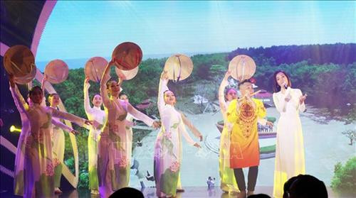 Chương trình biểu diễn văn nghệ tại đêm Gala. Ảnh: Xuân Khu-TTXVN Chương trình biểu diễn văn nghệ tại đêm Gala. Ảnh: Xuân Khu-TTXVN