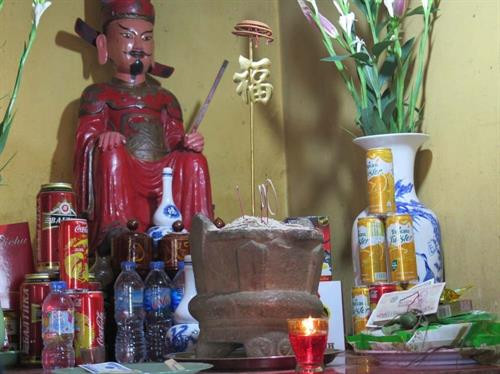 Bát hương bằng đá, một trong những hiện vật cổ ở chùa. Ảnh: Mạnh Minh - TTXVN Bát hương bằng đá, một trong những hiện vật cổ ở chùa. Ảnh: Mạnh Minh - TTXVN