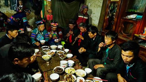 Nhà trai mổ lợn, chuẩn bị mang 100kg thịt đến nhà gái - Ảnh: Ngọc Bằng Bên nhà trai chuẩn bị cơm nước - Ảnh: Ngọc Bằng Nhà trai đưa đồ lễ gồm 6 người mang rượu thịt để nhà gái tổ chức lễ cưới mời anh em họ hàng trong làng tới dự đám cưới - Ảnh: Ngọc Bằng Phong tục té nước của nhà gái vào đoàn nhà trai với mong muốn hai vợ chồng hạnh phúc - Ảnh: Ngọc Bằng Nhà trai bàn giao rượu và thịt lợn cho nhà gái - Ảnh: Ngọc Bằng Ngày thứ hai, đoàn nhà trai mang lễ vật đến và dự cưới bên nhà gái - Ảnh: Ngọc Bằng Đoàn nhà gái té nước làm lễ cho nhà trai - Ảnh: Ngọc Bằng Họ hàng ăn uống vui vẻ - Ảnh: Ngọc Bằng Giao lễ vật - Ảnh: Ngọc Bằng Thầy cúng làm lễ - Ảnh: Ngọc Bằng Chuẩn bị trang phục cho cô dâu - Ảnh: Ngọc Bằng Cô dâu được bế lên ngựa để về nhà trai - Ảnh: Ngọc Bằng Chú rể quỳ làm lễ khi hai vợ chồng về nhà trai - Ảnh: Ngọc Bằng Chú rể cởi khăn bịt mặt cho cô dâu - Ảnh: Ngọc Bằng Đám cưới tổ chức tại nhà trai rất vui vẻ - Ảnh: Ngọc Bằng