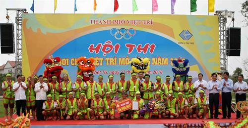 Ban tổ chức trao giải Nhì cho đội xã Hương Nộn, huyện Tam Nông. Ảnh: Thanh Tùng-TTXVN Ban tổ chức trao giải Nhì cho đội xã Hương Nộn, huyện Tam Nông. Ảnh: Thanh Tùng-TTXVN