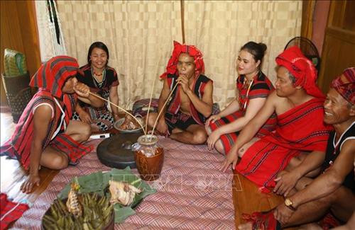 Hai họ ăn mừng tại nhà cô dâu. Ảnh: Hồ Cầu-TTXVN Hai họ ăn mừng tại nhà cô dâu. Ảnh: Hồ Cầu-TTXVN