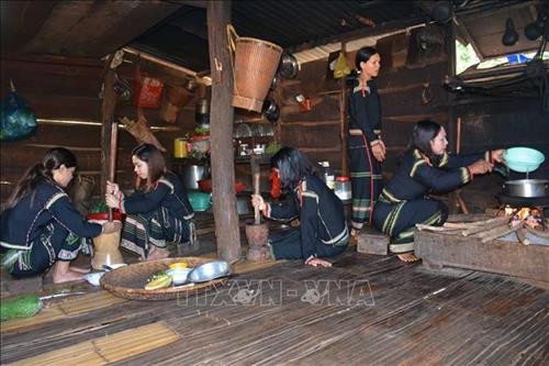 Các cô gái Ê-đê mỗi người một việc chuẩn bị nguyên liệu nấu món canh bột lá yao. Ảnh: Hoài Thu – TTXVN Các cô gái Ê-đê mỗi người một việc chuẩn bị nguyên liệu nấu món canh bột lá yao. Ảnh: Hoài Thu – TTXVN