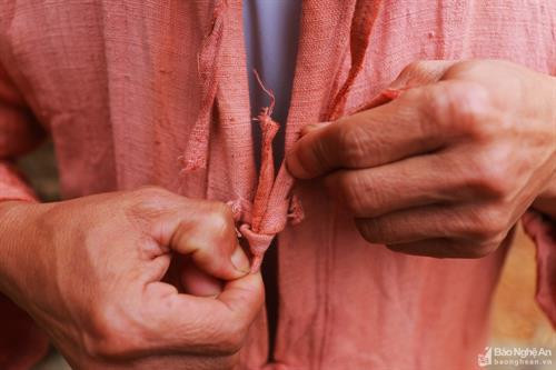 Cũng giống như nữ giới, nam giới đồng bào dân tộc này cũng có bộ trang phục riêng và không kém phầm độc đáo. Với bộ trang phục người phụ nữ màu chủ đạo là màu đen, thì nam phục người Ơ Đu là màu đỏ nhạt, màu chàm. Ảnh: Đình Tuân Bộ nam phục Ơ Đu được làm từ sợi tơ tằm gồm có quần và áo. Trong khi áo thường được may thêm 2 cái túi ở phía dưới thân áo. Còn quần không có khuy, cúc và dây chun mà dùng bằng sợi dây để cố định lại khi mặc. Ảnh Đình Tuân Trước kia do chưa có cúc nên 2 thân áo được may những sợi dây để buộc lại với nhau. Ảnh: Đình Tuân Cổ áo thường là cổ tròng. Ảnh: Đình Tuân Hiện nay, trang phục truyền thống ít được sử dụng rộng rãi trong cuộc sống thường ngày. Thế nhưng trong sự phát triển của thời trang hiện đại, không chỉ có trang phục mà nhiều nét văn hóa độc đáo của người dân tộc Ơ Đu cũng đã mai một khá nhiều. Ảnh: Đình Tuân Là 1 trong 5 dân tộc ít người nhất và cũng là dân tộc duy nhất có ở Tương Dương (Nghệ An), nên trong thời gian qua nhận được nhiều sự quan tâm đầu tư phục dựng kinh phí để bảo tồn, gìn giữ lại những nét văn hóa độc đáo của dân tộc Ơ Đu. Hy vọng với sự vào cuộc của cả cộng đồng sẽ giúp bản sắc văn hóa dân tộc Ơ Đu luôn trường tồn và phát triển. Ảnh: Đình Tuân Cũng giống như nữ giới, nam giới đồng bào dân tộc này cũng có bộ trang phục riêng và không kém phầm độc đáo. Với bộ trang phục người phụ nữ màu chủ đạo là màu đen, thì nam phục người Ơ Đu là màu đỏ nhạt, màu chàm. Ảnh: Đình Tuân Bộ nam phục Ơ Đu được làm từ sợi tơ tằm gồm có quần và áo. Trong khi áo thường được may thêm 2 cái túi ở phía dưới thân áo. Còn quần không có khuy, cúc và dây chun mà dùng bằng sợi dây để cố định lại khi mặc. Ảnh Đình Tuân Trước kia do chưa có cúc nên 2 thân áo được may những sợi dây để buộc lại với nhau. Ảnh: Đình Tuân Cổ áo thường là cổ tròng. Ảnh: Đình Tuân Hiện nay, trang phục truyền thống ít được sử dụng rộng rãi trong cuộc sống thường ngày. Thế nhưng trong sự phát triển của thời trang hiện đại, không chỉ có trang phục mà nhiều nét văn hóa độc đáo của người dân tộc Ơ Đu cũng đã mai một khá nhiều. Ảnh: Đình Tuân Là 1 trong 5 dân tộc ít người nhất và cũng là dân tộc duy nhất có ở Tương Dương (Nghệ An), nên trong thời gian qua nhận được nhiều sự quan tâm đầu tư phục dựng kinh phí để bảo tồn, gìn giữ lại những nét văn hóa độc đáo của dân tộc Ơ Đu. Hy vọng với sự vào cuộc của cả cộng đồng sẽ giúp bản sắc văn hóa dân tộc Ơ Đu luôn trường tồn và phát triển. Ảnh: Đình Tuân