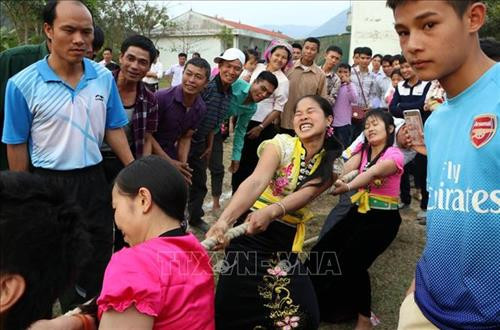 Du khách cùng người dân địa phương tham gia chơi Trống và Chiêng. Ảnh: Quý Trung – TTXVN Môn thi đẩy gậy tại lễ hội. Ảnh: Quý Trung - TTXVN Phần thi môn kéo co tại lễ hội. Ảnh: Quý Trung - TTXVN Các đội trình bày phần thi ẩm thực với các món ăn dân tộc. Ảnh: Quý Trung – TTXVN Ban tổ chức chấm thi ở nội dung ẩm thực của các xã tham dự tại lễ hội. Ảnh: Quý Trung – TTXVN Các vận động viên tham gia thi trò chơi Tó Má Lẹ, một trong những trò chơi dân gian dành cho nữ. Ảnh: Quý Trung - TTXVN Môn thi đẩy gậy tại lễ hội. Ảnh: Quý Trung - TTXVN Phần thi môn kéo co của các vận động viên của các xã tham dự. Ảnh: Quý Trung - TTXVN Du khách cùng người dân địa phương tham gia chơi Trống và Chiêng. Ảnh: Quý Trung – TTXVN Môn thi đẩy gậy tại lễ hội. Ảnh: Quý Trung - TTXVN Phần thi môn kéo co tại lễ hội. Ảnh: Quý Trung - TTXVN Các đội trình bày phần thi ẩm thực với các món ăn dân tộc. Ảnh: Quý Trung – TTXVN Ban tổ chức chấm thi ở nội dung ẩm thực của các xã tham dự tại lễ hội. Ảnh: Quý Trung – TTXVN Các vận động viên tham gia thi trò chơi Tó Má Lẹ, một trong những trò chơi dân gian dành cho nữ. Ảnh: Quý Trung - TTXVN Môn thi đẩy gậy tại lễ hội. Ảnh: Quý Trung - TTXVN Phần thi môn kéo co của các vận động viên của các xã tham dự. Ảnh: Quý Trung - TTXVN