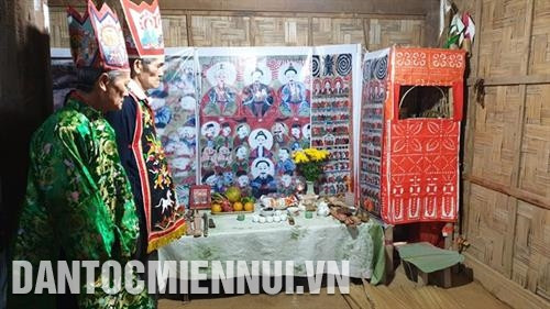 Các thầy cúng được mời đến cúng trong Tết nhảy. Ảnh: Nam Sương Các thầy cúng được mời đến cúng trong Tết nhảy. Ảnh: Nam Sương