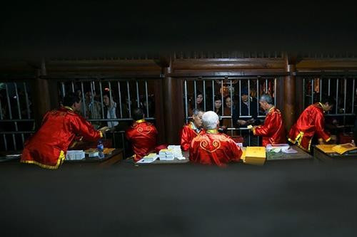 Bên trong khu vực phát ấn đền Trần. Ảnh: Trọng Đạt-TTXVN Bên trong khu vực phát ấn đền Trần. Ảnh: Trọng Đạt-TTXVN