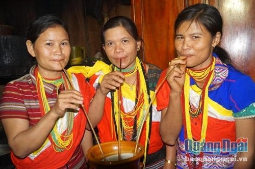 Rượu cần không uống bằng chén hay bằng ly mà bằng một dụng cụ đặc biệt là “cần”. Rượu được xem như là một sản vật của núi rừng. Người dân thường dùng để mời khách hoặc uống trong các dịp lễ hội.