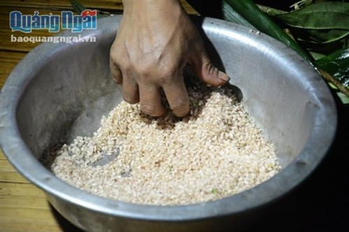 Một nguyên liệu chính không thể thiếu là nếp rẫy, được bà con để dành trong mùa vụ năm ngoái. Trung bình, với một ché rựơu 5 lít, chị Hòa thường chuẩn bị 20 lon nếp. Một nguyên liệu chính không thể thiếu là nếp rẫy, được bà con để dành trong mùa vụ năm ngoái. Trung bình, với một ché rựơu 5 lít, chị Hòa thường chuẩn bị 20 lon nếp.
