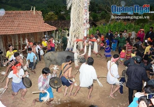 Vùng cao Sơn Tây (Quảng Ngãi) vào những ngày tháng 4, ai nấy đều không khỏi rạo rực bởi tiếng cồng chiêng vang vọng của lễ hội hiến trâu, hương thơm phức từ những ché rượu cần tỏa ra ở các gian nhà sàn. Vùng cao Sơn Tây (Quảng Ngãi) vào những ngày tháng 4, ai nấy đều không khỏi rạo rực bởi tiếng cồng chiêng vang vọng của lễ hội hiến trâu, hương thơm phức từ những ché rượu cần tỏa ra ở các gian nhà sàn.