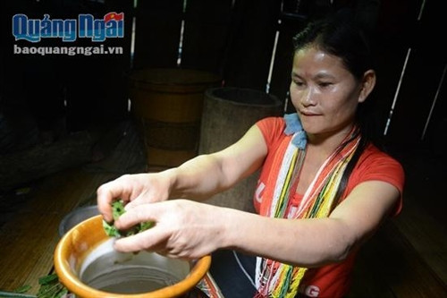 Muốn rượu có vị ngọt thì cho ít lá và ngược lại cho nhiều lá men nếu người chế biến muốn rượu có vị đắng. Muốn rượu có vị ngọt thì cho ít lá và ngược lại cho nhiều lá men nếu người chế biến muốn rượu có vị đắng.
